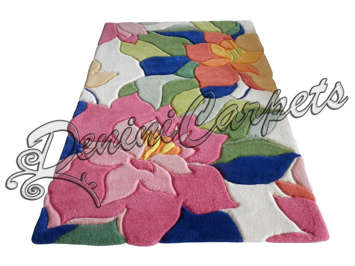 Вълнен килим с розови цветя от Денини